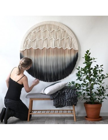 Macramé mural rond est présent 